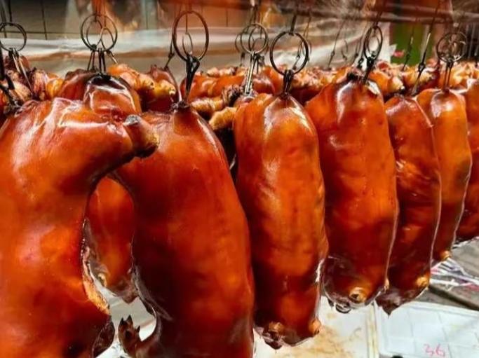 民以食为天！
过去都说吃在广州。
广州的点心小食品，广州的早茶夜茶，确实是首屈一