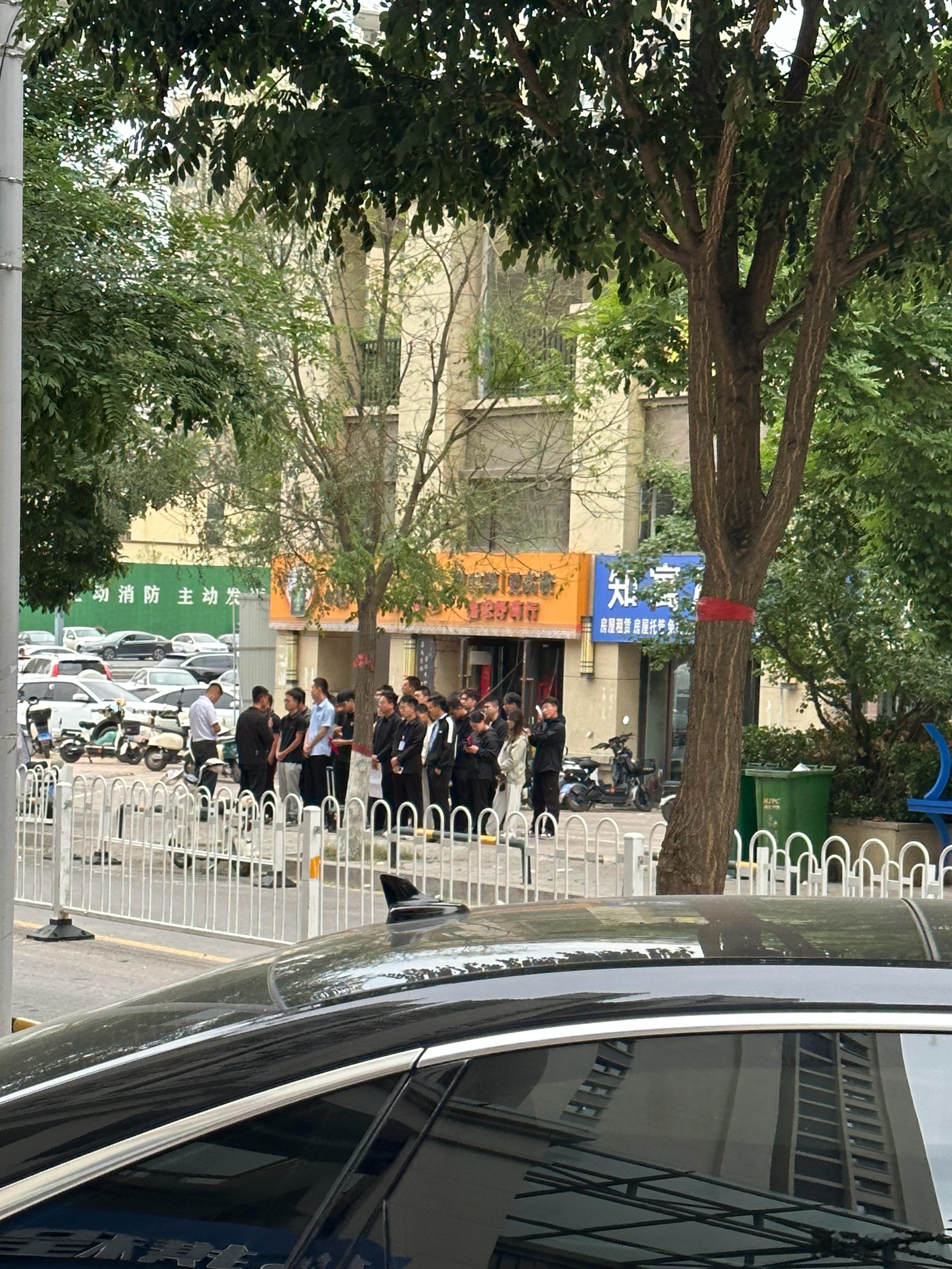 我比较不太喜欢的企业文化就是每天站着开会更受不了的是 团队的领导拿大喇叭讲话更要