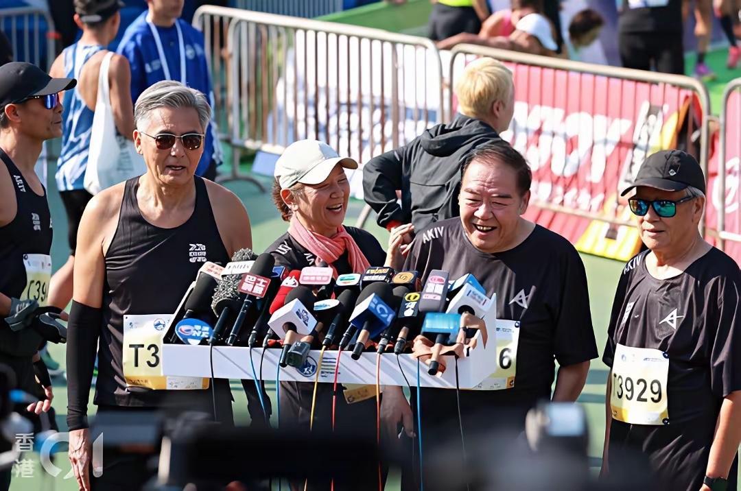 跑步不需要理由，保持年轻活力就是理由。
70岁的周润发，79岁的刘江，76岁的鲍