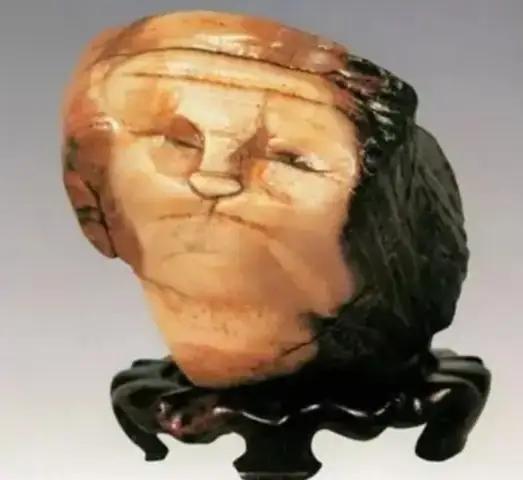 1997年，宁夏小伙在中蒙边境出差时用150元买下一块“人面石”，没想到4年后经