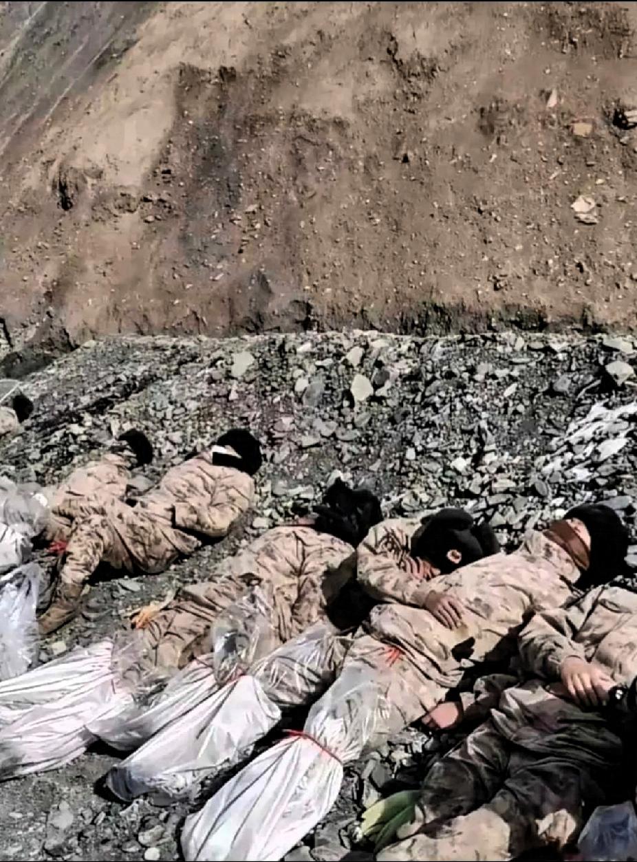 致敬边防战士！！
这就是我们的边防战士在冰天雪地里休息，他们才是最可爱的人，那些