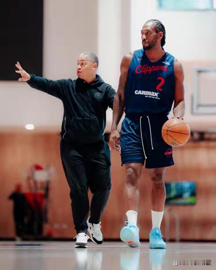 快船当家球星伦纳德距离复出越来越近了！今天快船主帅泰伦-卢在接受媒体采访时，聊到