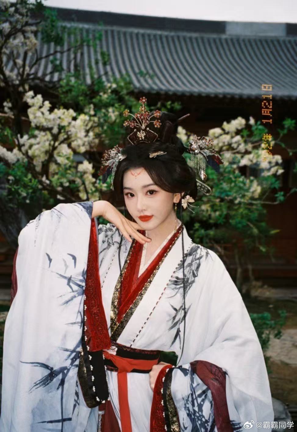 孔雪儿别笑了有人来治你了孔雪儿将门独后最新路透 终于等到姐妹同框，孔雪儿把沈玥的