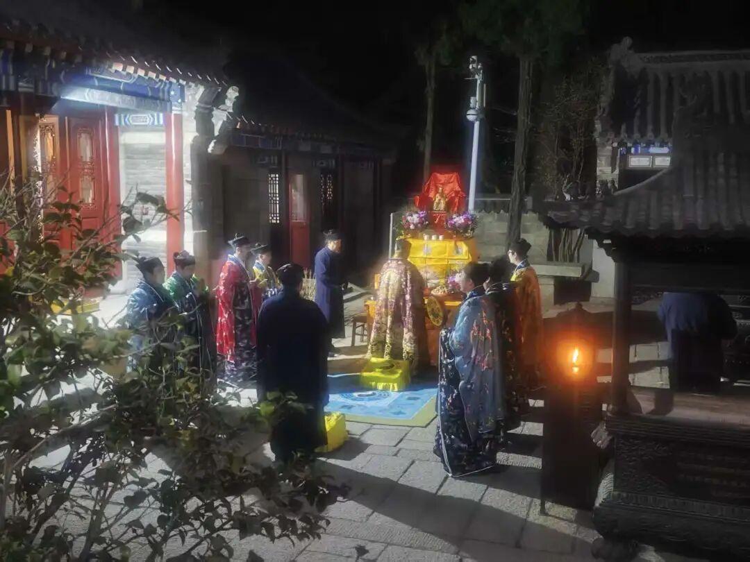 腊月二十三是灶王爷上天言好事的日子，而腊月二十五则是玉皇大帝下凡视察人间善恶的日