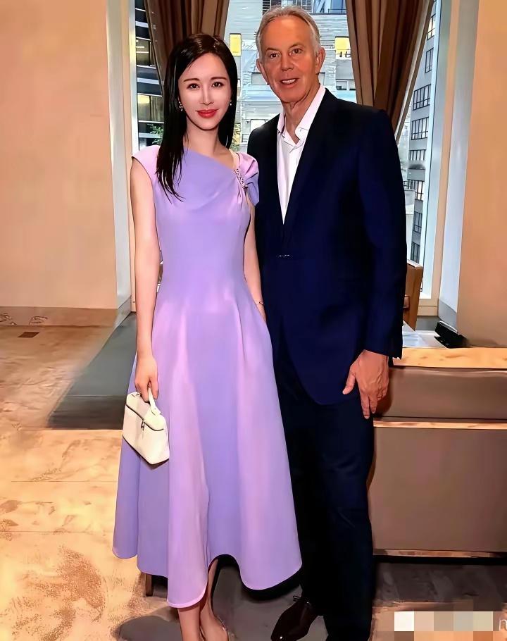 2024年夏，田朴珺与英国前首相布莱尔的合影。 