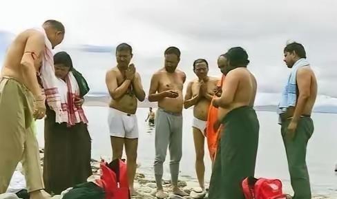 青藏高原这片土地，雪山和圣湖交织成一幅震撼人心的画卷。对世世代代生活在这里的藏族