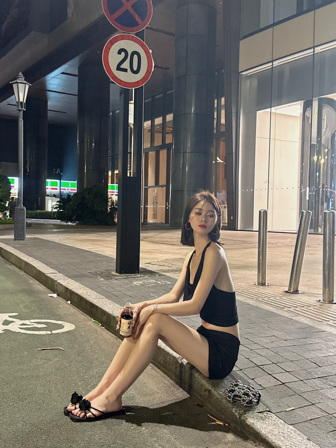 街边太多人与车 繁华闹市人醉夜