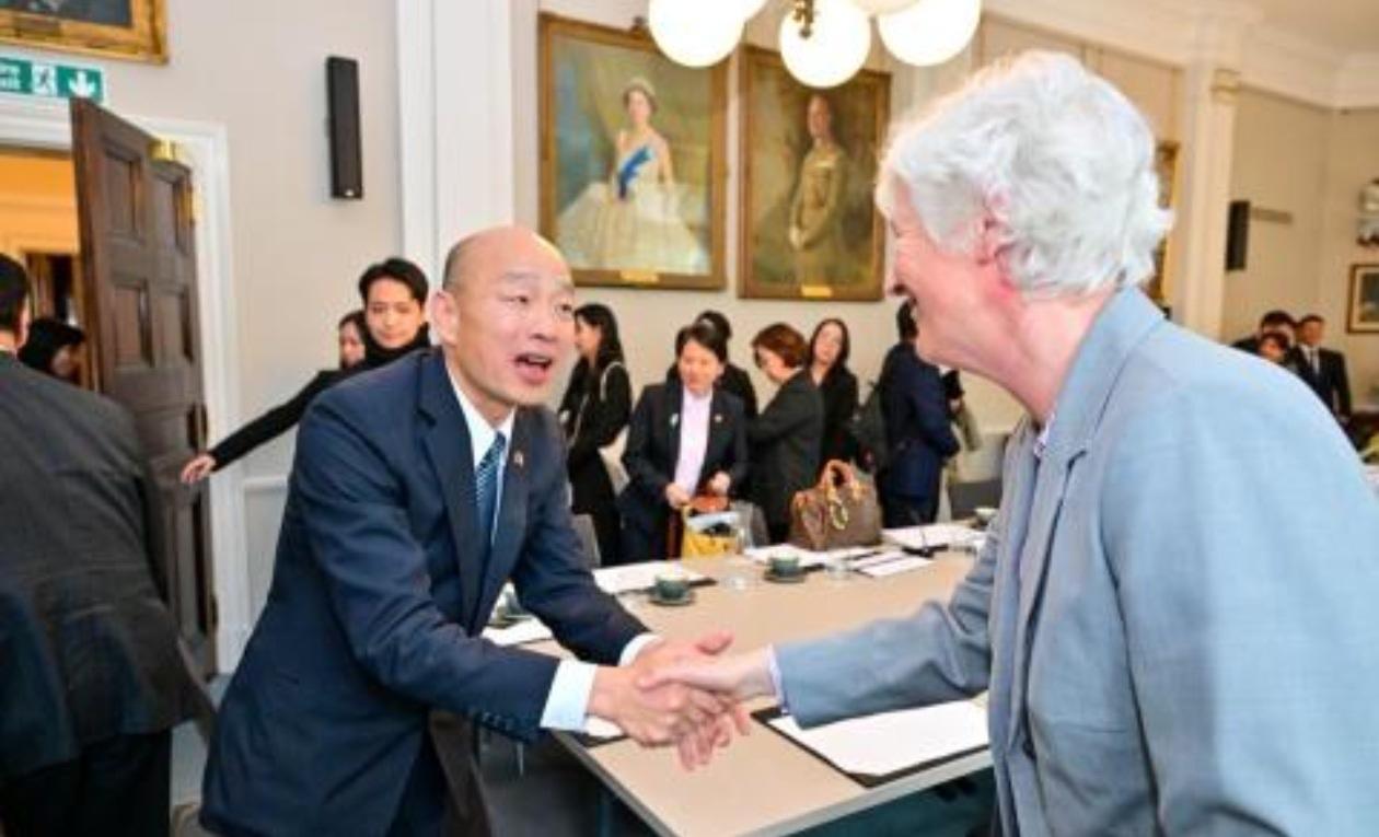 中国台湾地区立法机构负责人韩国瑜访英期间会见在欧洲台商时，呼吁台湾同胞在外要团结