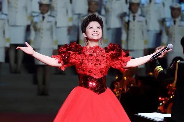 董文华是被冤枉的

多年前，歌唱家董文华因厦门走私案接受调查，后遭到封杀，一度失