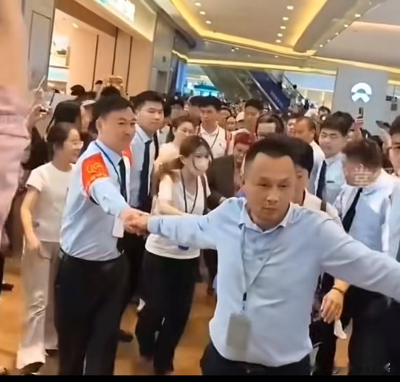韩红被逮捕了吗？
也不知道是什么时候的视频，韩红出行的场面被许多穿制服的人围着，