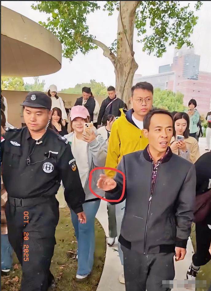 鸡排哥这次彻底翻车了！
从全网爆红到人人嫌弃，才用了短短半个月，
这塌房速度，估