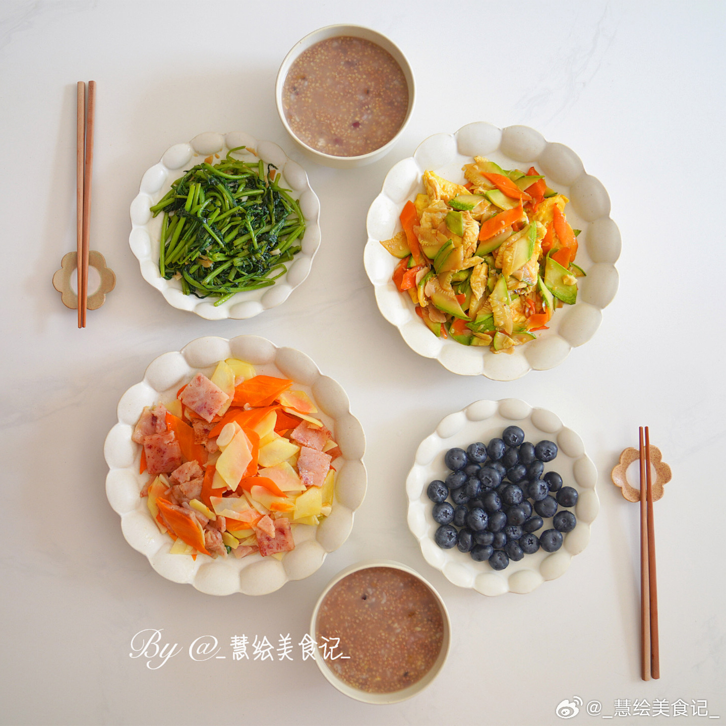 周五啦~早饭土豆胡萝卜炒焖子、蒜蓉蒿子秆、西葫芦炒鸡蛋、杂粮粥、蓝莓~温暖的时光