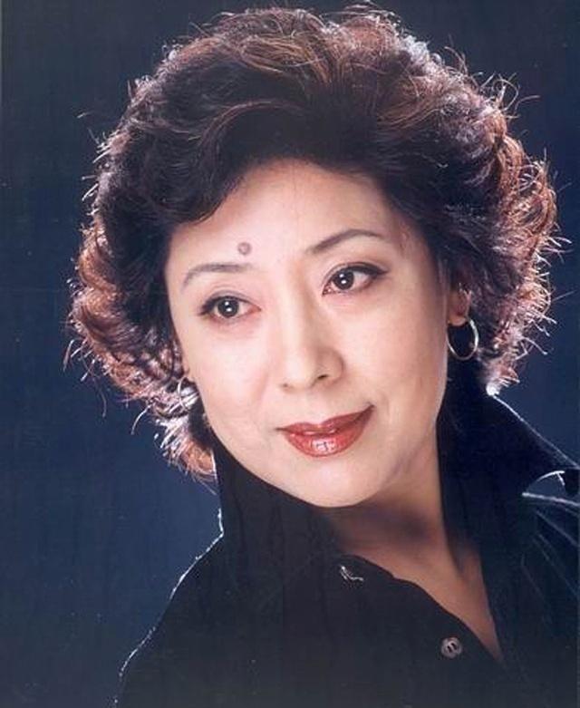 1990 年，歌唱家关牧村因家暴提离婚，王星军说房子孩子选一样，关牧村的选择让他