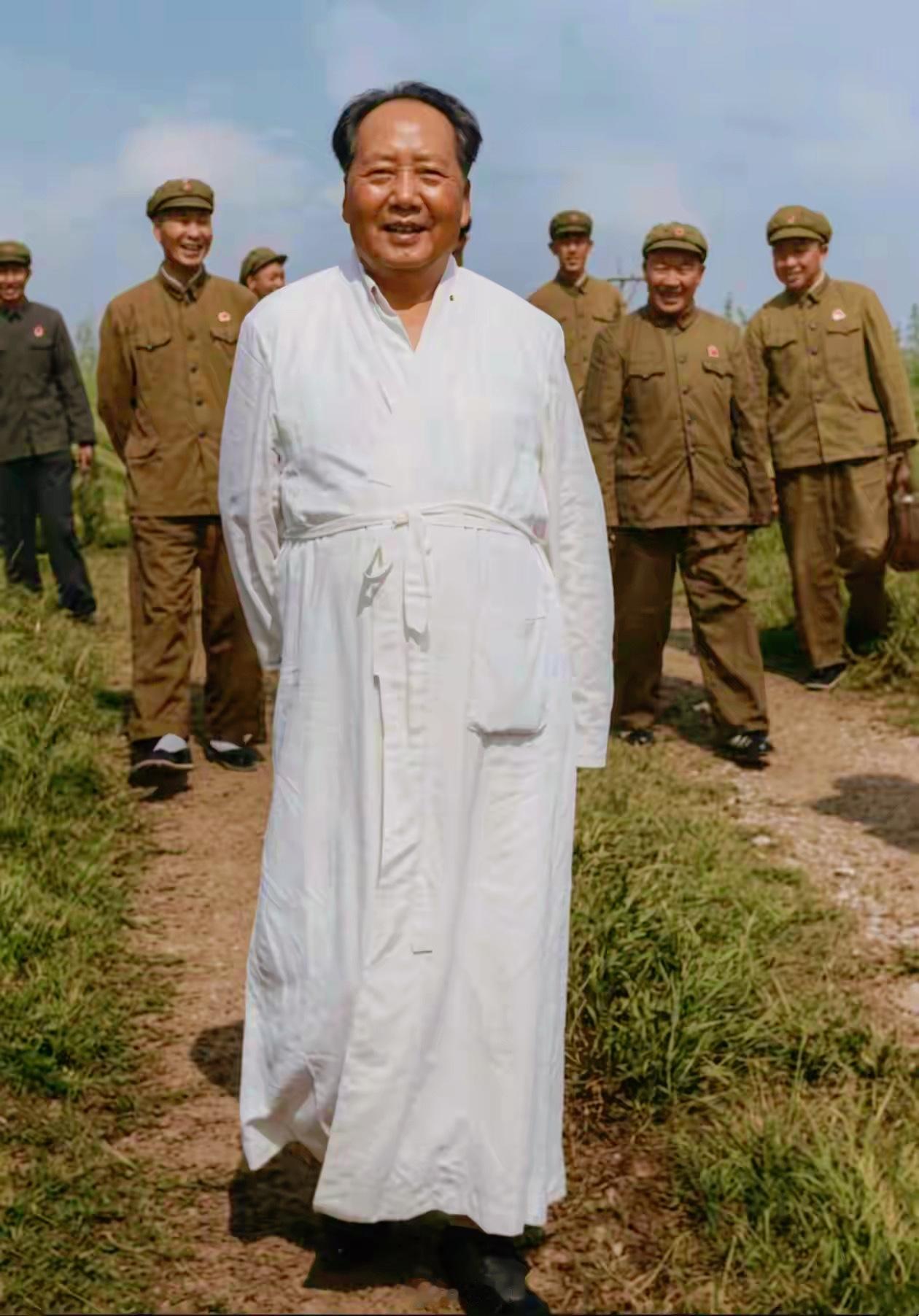 向伟人致敬！
1966年7月16日，73岁的毛泽东同志在武汉完成最后一次畅游长江