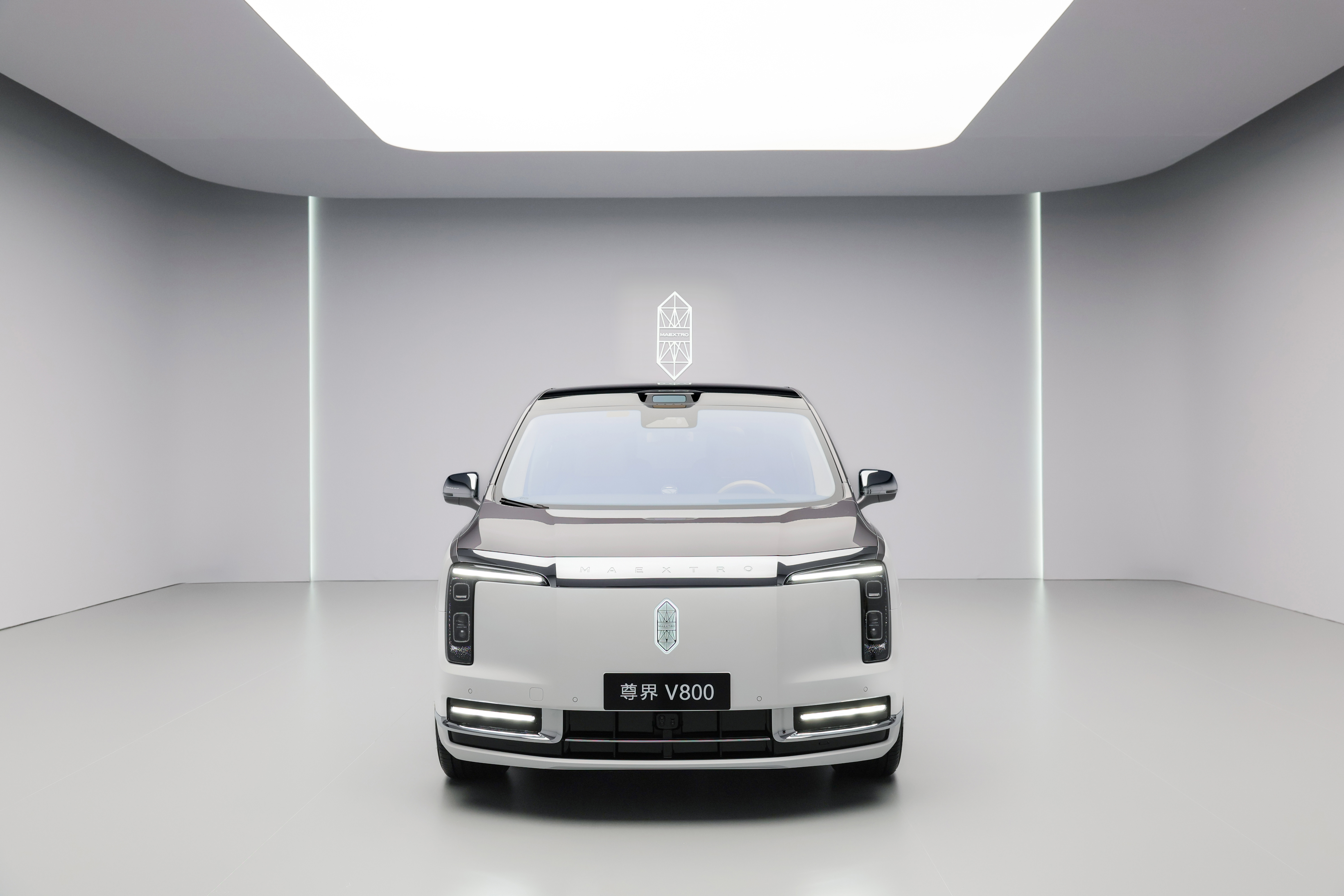 尊界V800售价76.6万起这个价格一下子把一些传统的国外品牌的车打的没脾气了。