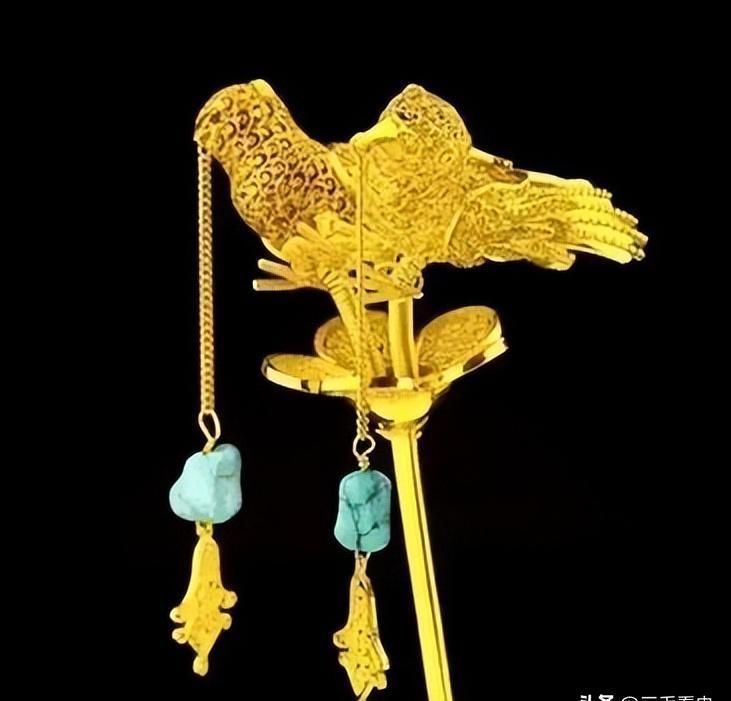 北京一老太太带金钗来鉴宝，专家看了一眼就说是赝品，还提出要帮忙销毁。老太太微微一