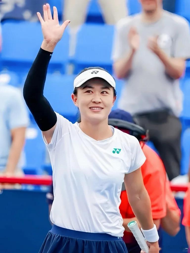 球迷送了朱琳一个小猪，说像她哈哈哈。朱琳 “75K的比赛也有球迷来看球，还送你礼