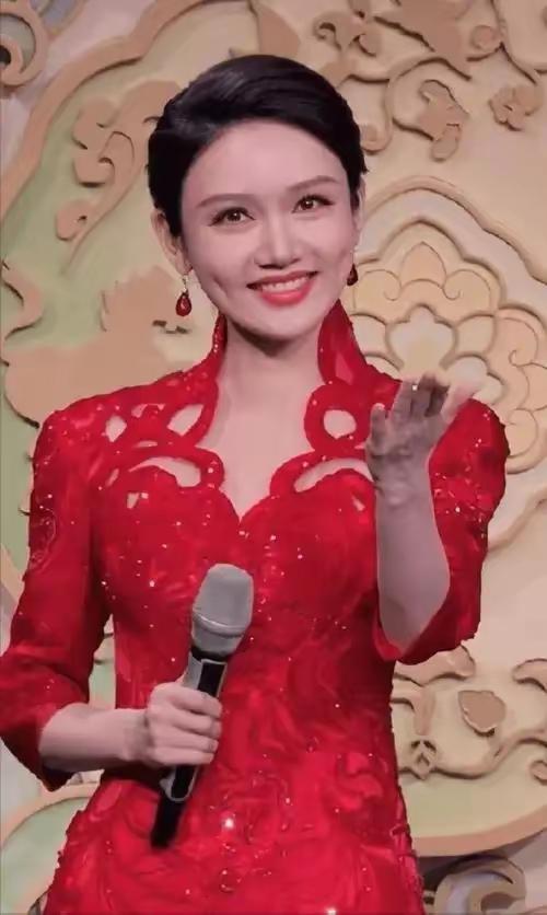 龙洋多日不见，她干啥去了？
近一段时间里，龙洋不见了踪影。荧屏上少了她，总感觉有
