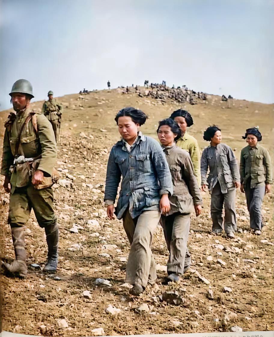 这是徐州会战，被日军俘虏的国军后勤卫生女兵，她们此刻脸色平静，当兵保家卫国的她们