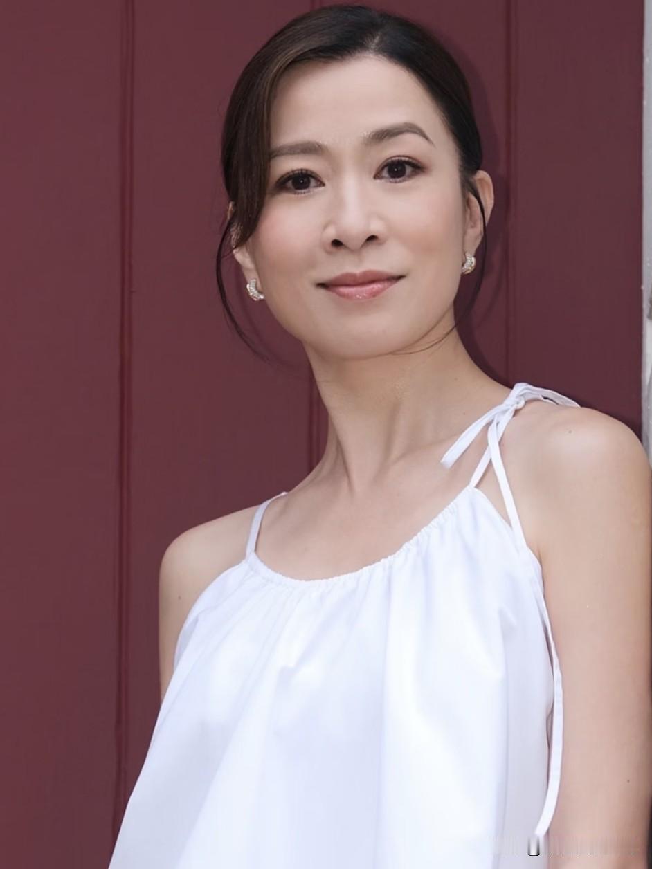 果然漂亮的女人不都是花瓶，为佘诗曼点赞，为这样既漂亮又上进的女人点赞👍🏻 通