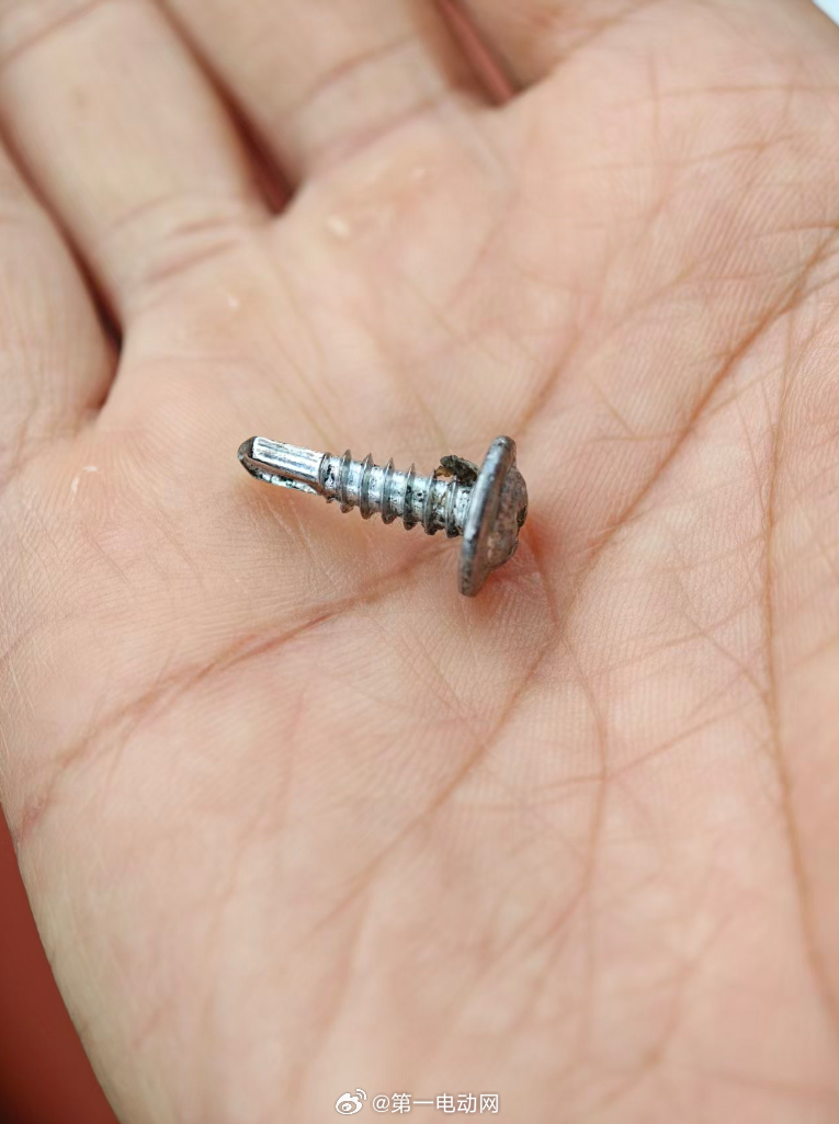 第二届中国智驾大赛金华站参赛车被扎胎  今天早上收到参赛车主向我们反馈，自己车的