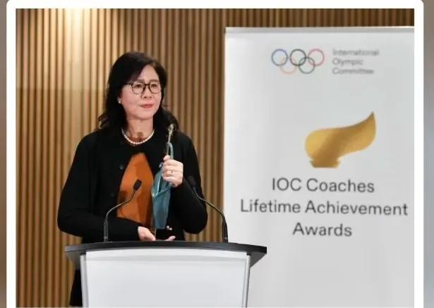 郎平领奖台落泪的瞬间，才懂什么叫“公道自在人心”！这哪是普通的眼泪，是四十年排球