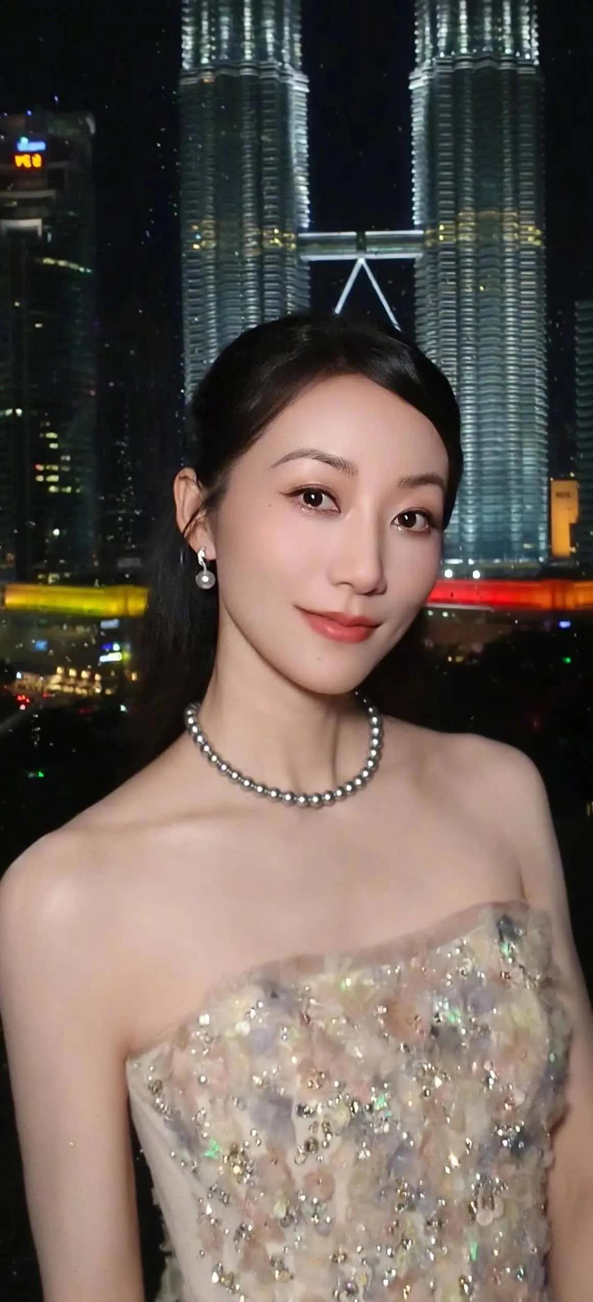 夜色配美人，说的就是韩雪这套造型。礼服上的小花和闪钻细腻耐看，不浮夸不张扬，温柔