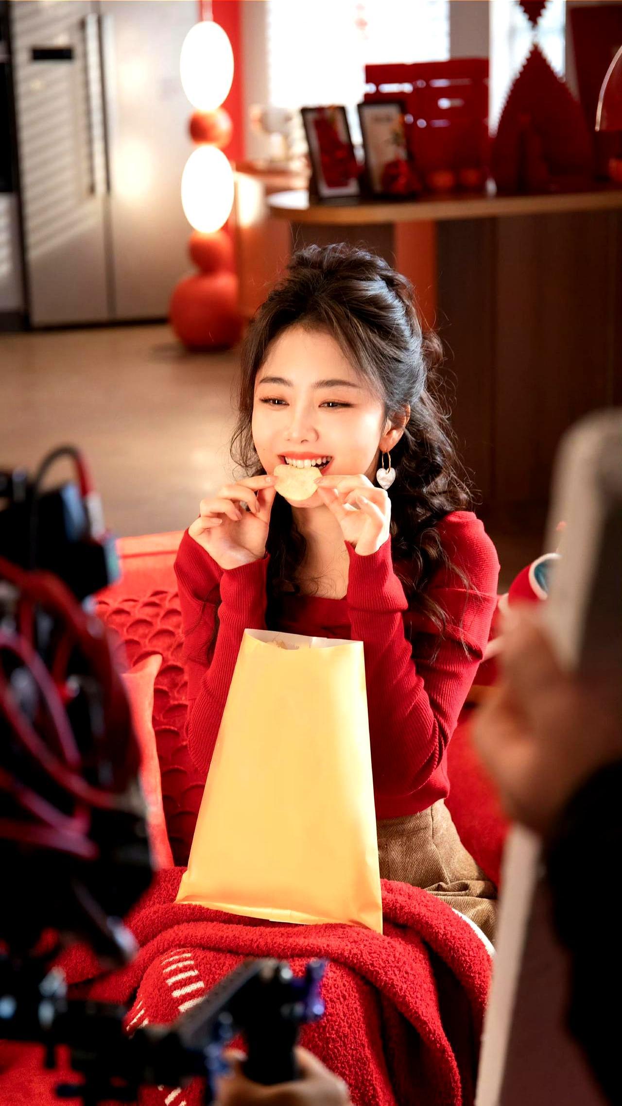 咬口点心，年味炸成糖
 
腮帮鼓成小仓鼠那刻，手机屏像被灯笼烫了一下。红毛衣把冬