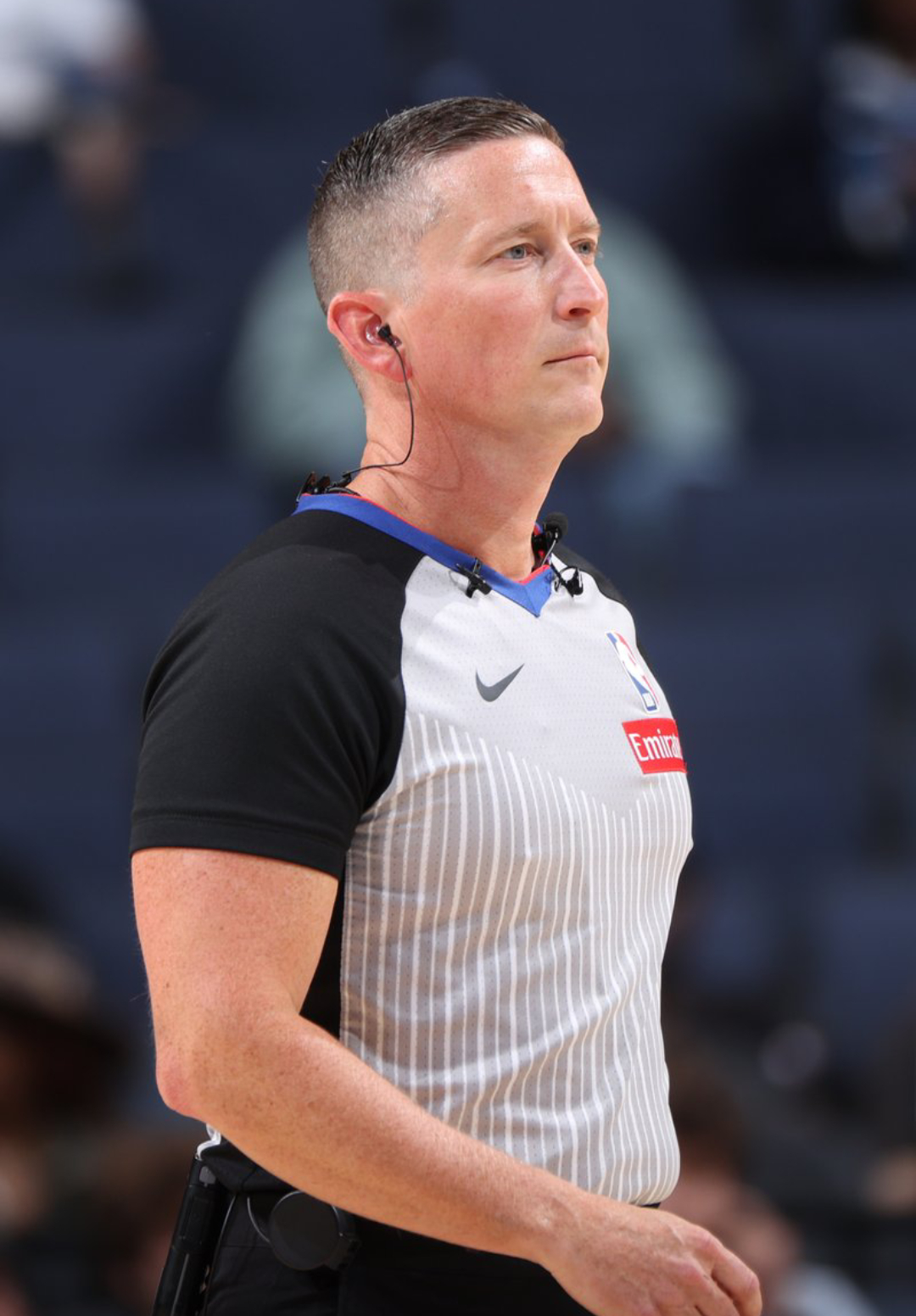 从明天的比赛开始，NBA裁判将使用耳机与NBA回放中心和其他裁判进行实时沟通。新