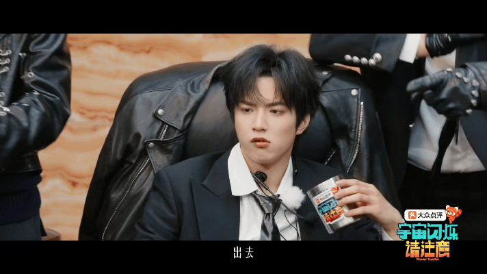 李飞的工位让刘耀文坐爽了刘耀文在《宇宙闪烁请注意》直接把李飞的工位坐出“霸总既视