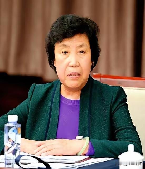 1980年那一纸免职令下来时，多少等着看笑话的人都把脖子伸长了。

郭凤莲，这位