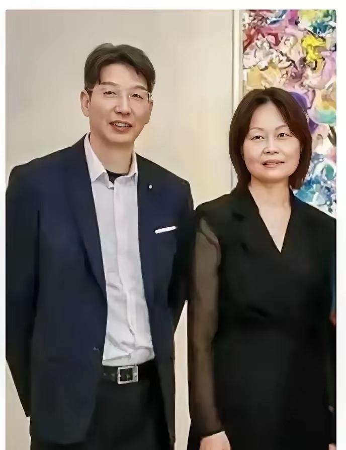 这是奚梦瑶的父母，根本不是普通人，她是土生土长的上海人，她爸爸是外貌高管，她母亲
