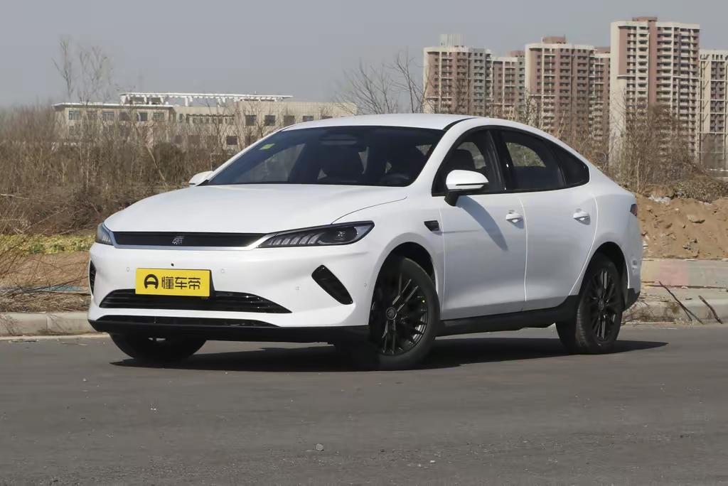 比亚迪秦挺适合跑网约车的。就拿秦PLUS EV来说，它价格实惠，像2025款秦P