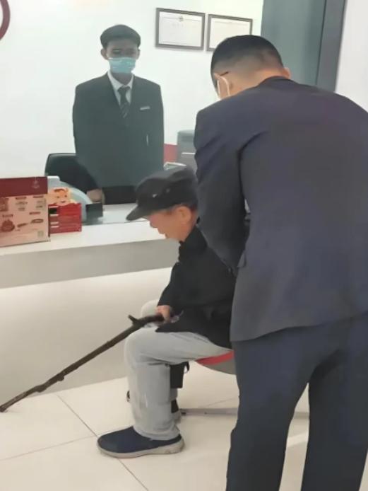 银行明抢了！江西，大爷到银行取6万元，银行却说大爷4年前只存6000，是柜员不小