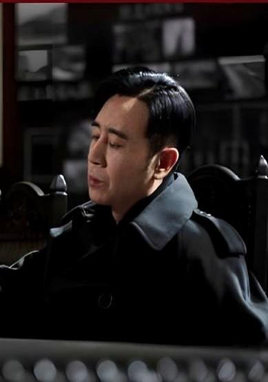 40集的《与狼共舞》这类剧，最怕的不是题材老，而是演员撑不住。
可于和伟和傅程鹏