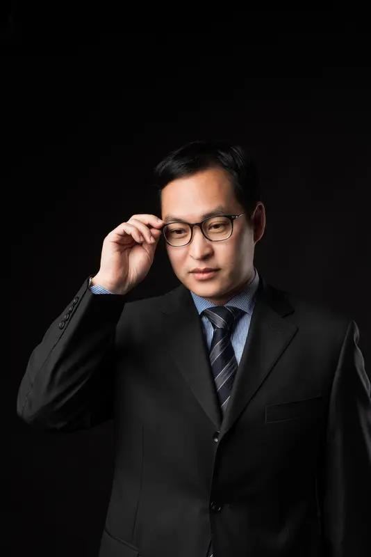 饭局上，工作三年的小刘端着酒杯走到张科长面前，恭敬地说道：“领导，特别感谢您这几