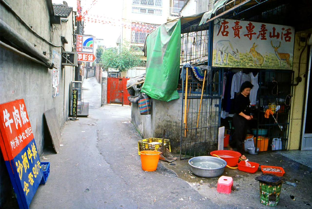 巷子里，台南，1984年摄。 ​​​