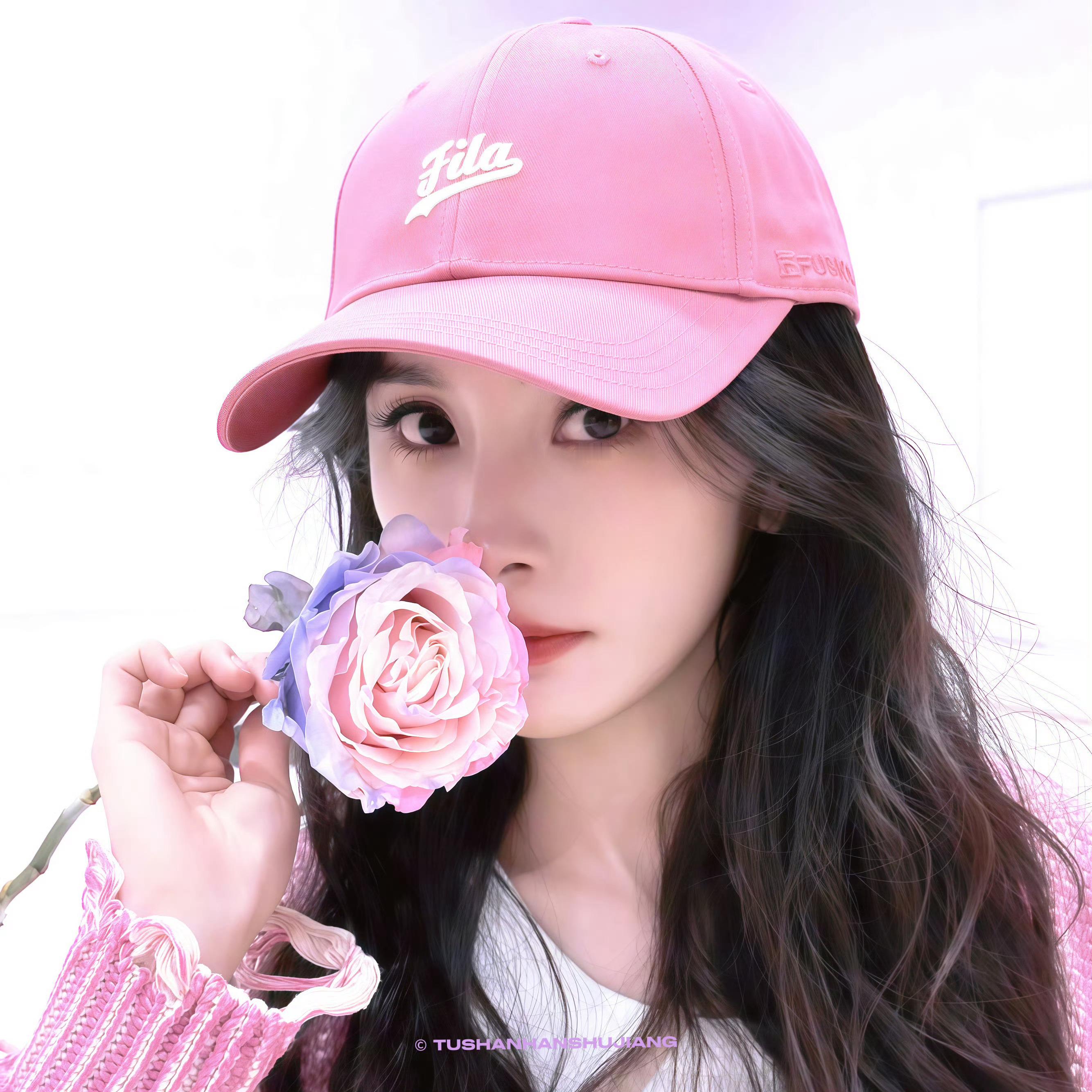 杨幂破洞look幂氏穿搭yyds！一身代言太吸睛了！不愧是商务女王[点赞]杨幂 