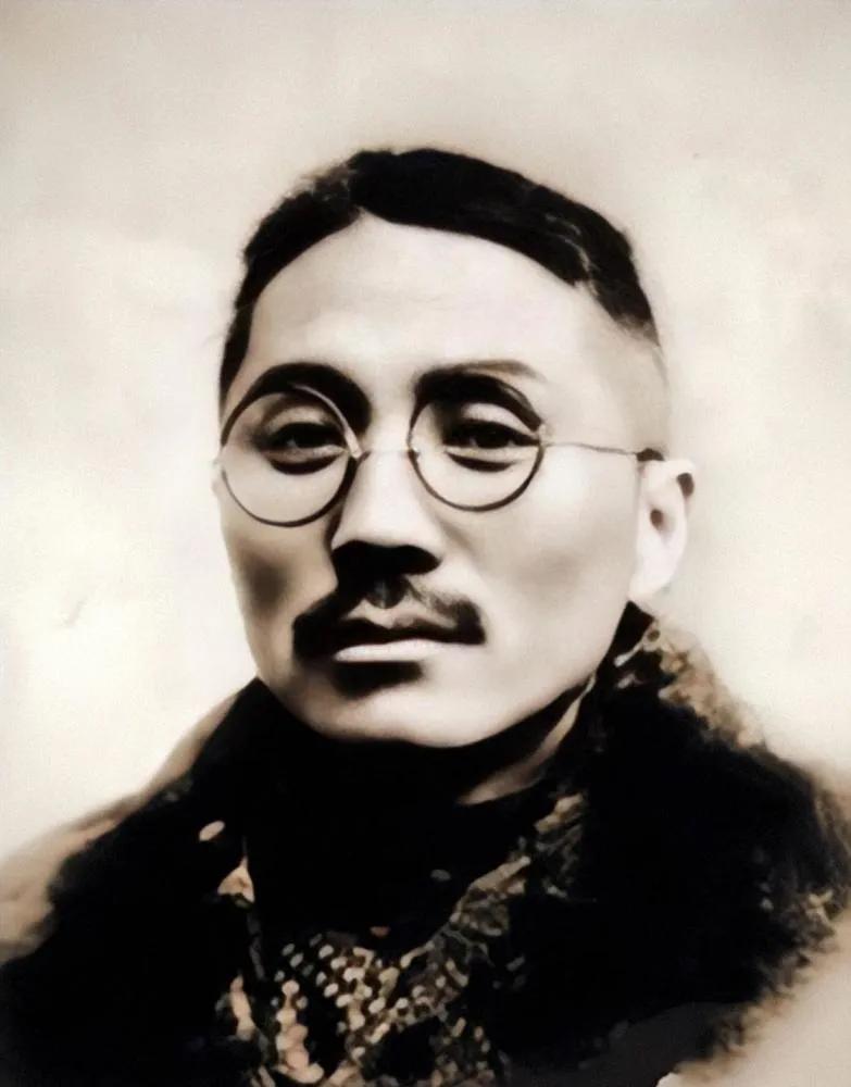 1934年，美女间谍把王亚樵勾引到了床上。岂料就在宽衣解带之时，她竟举起了手枪。