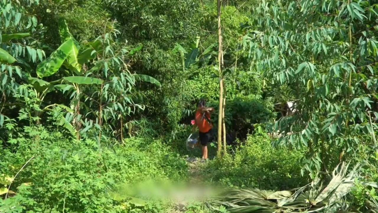 两人加工晒干的棕榈叶，莉亚与小伙开心不已，新房子很快就能完