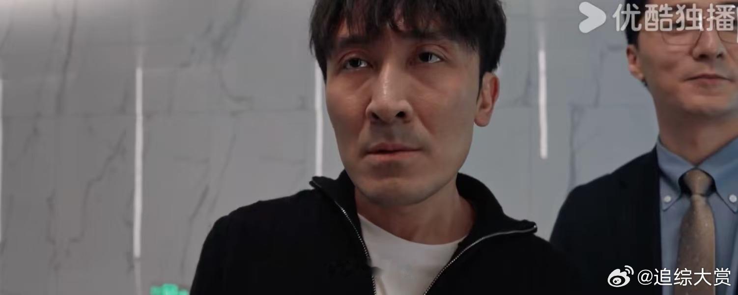 以法之名坏人室内狂飙 无视手下惨状，陈胜龙只盯着自己算盘 ​​​