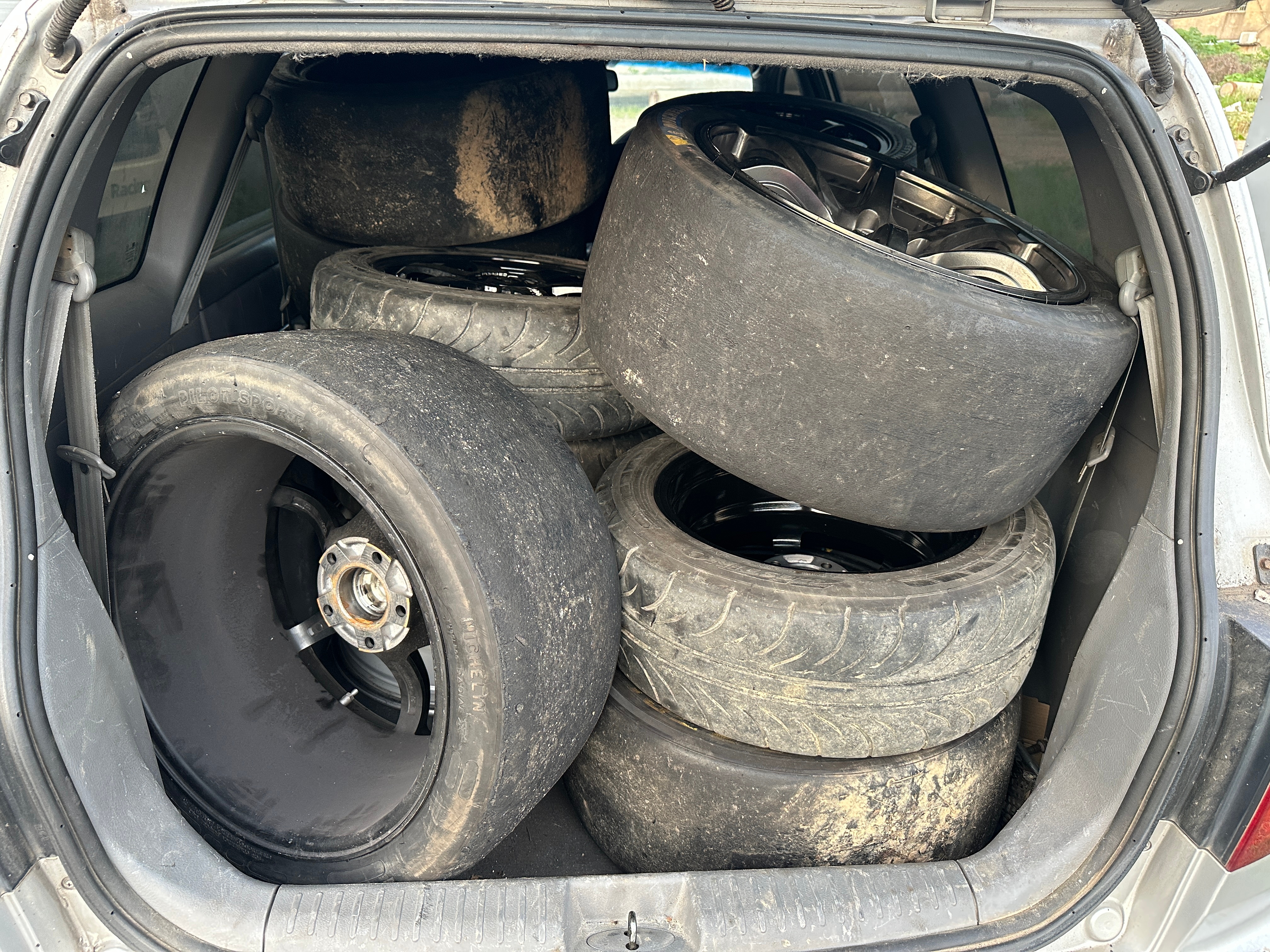 胎之大，一车拉不下。12个轮毂带胎，8个轮毂，5条大光头。 