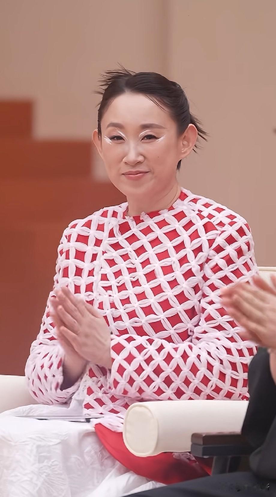 王苑芝上内地节目妆容被骂上热搜！白色眼妆像“毛毛虫”，网友吵翻了
 
王苑芝亮相