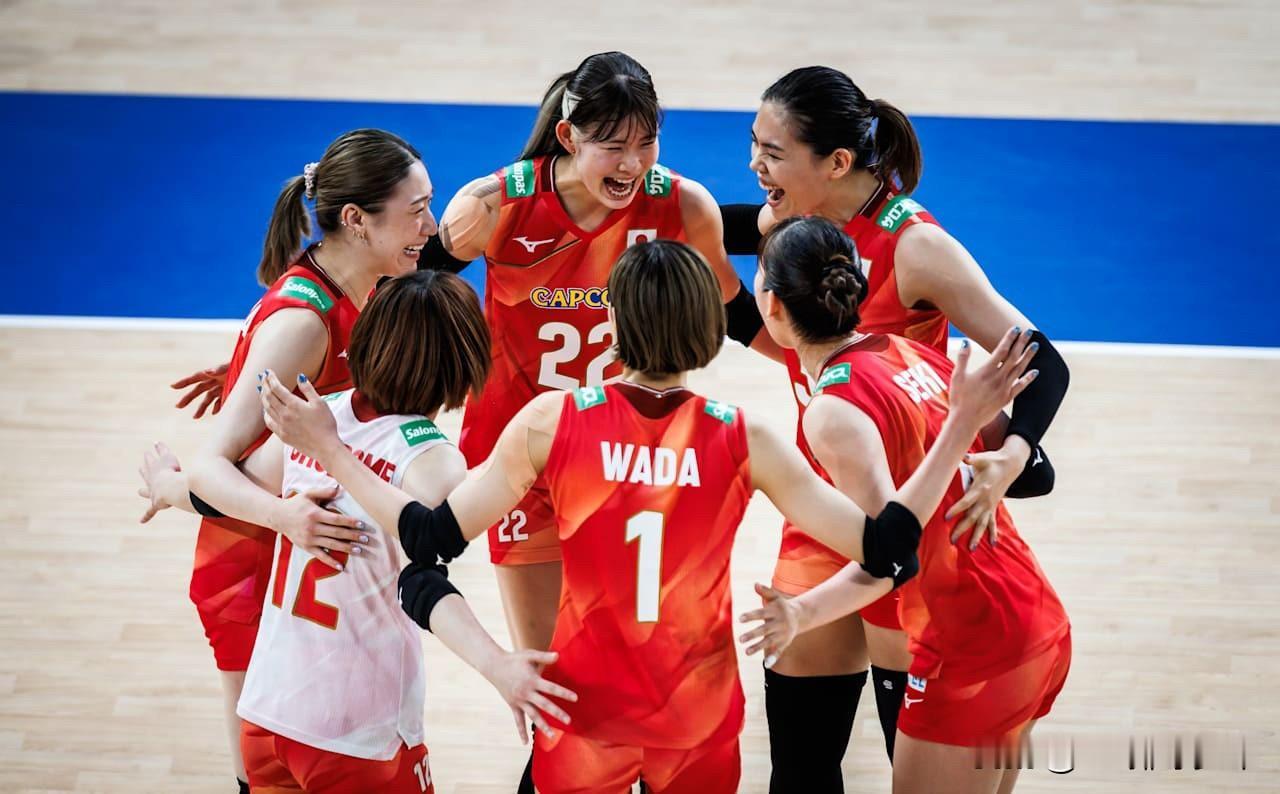 鏖战五局上演精彩大逆转！日本女排以3-2险胜塞尔维亚女排，五局比分20-25/2