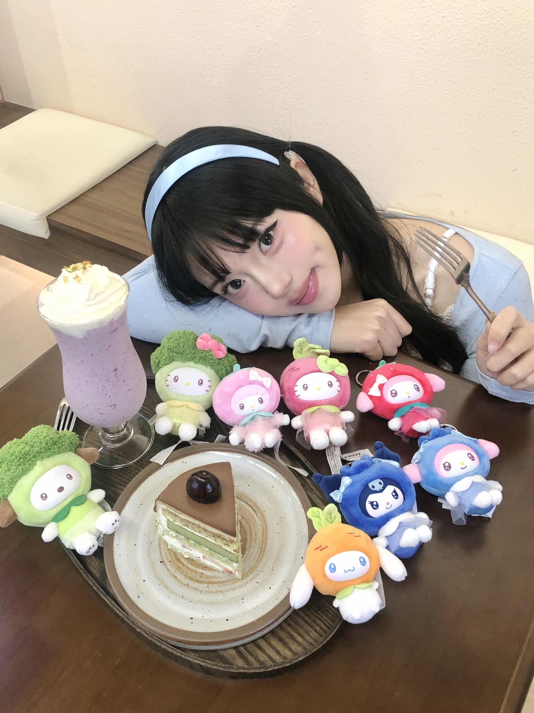 存一些甜品店拍照姿势🫐🍰。和我的崽崽们出去玩