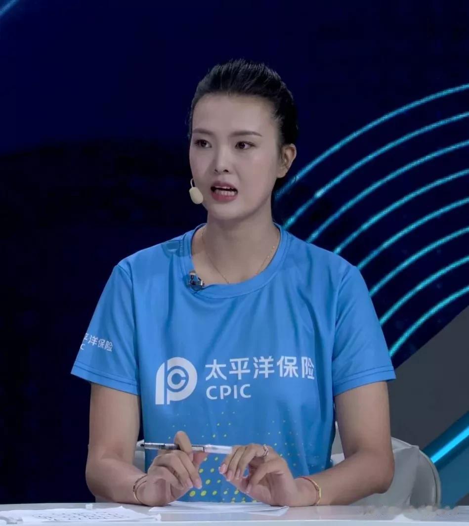 昨晚中国女排迎战日本女排之前，解说嘉宾是惠若琪和张常宁。赛前，主持人问到张常宁一