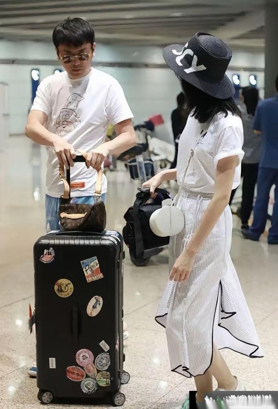 雷佳音的老婆真漂亮，看着像清纯大学生，难怪他没绯闻 ​​​