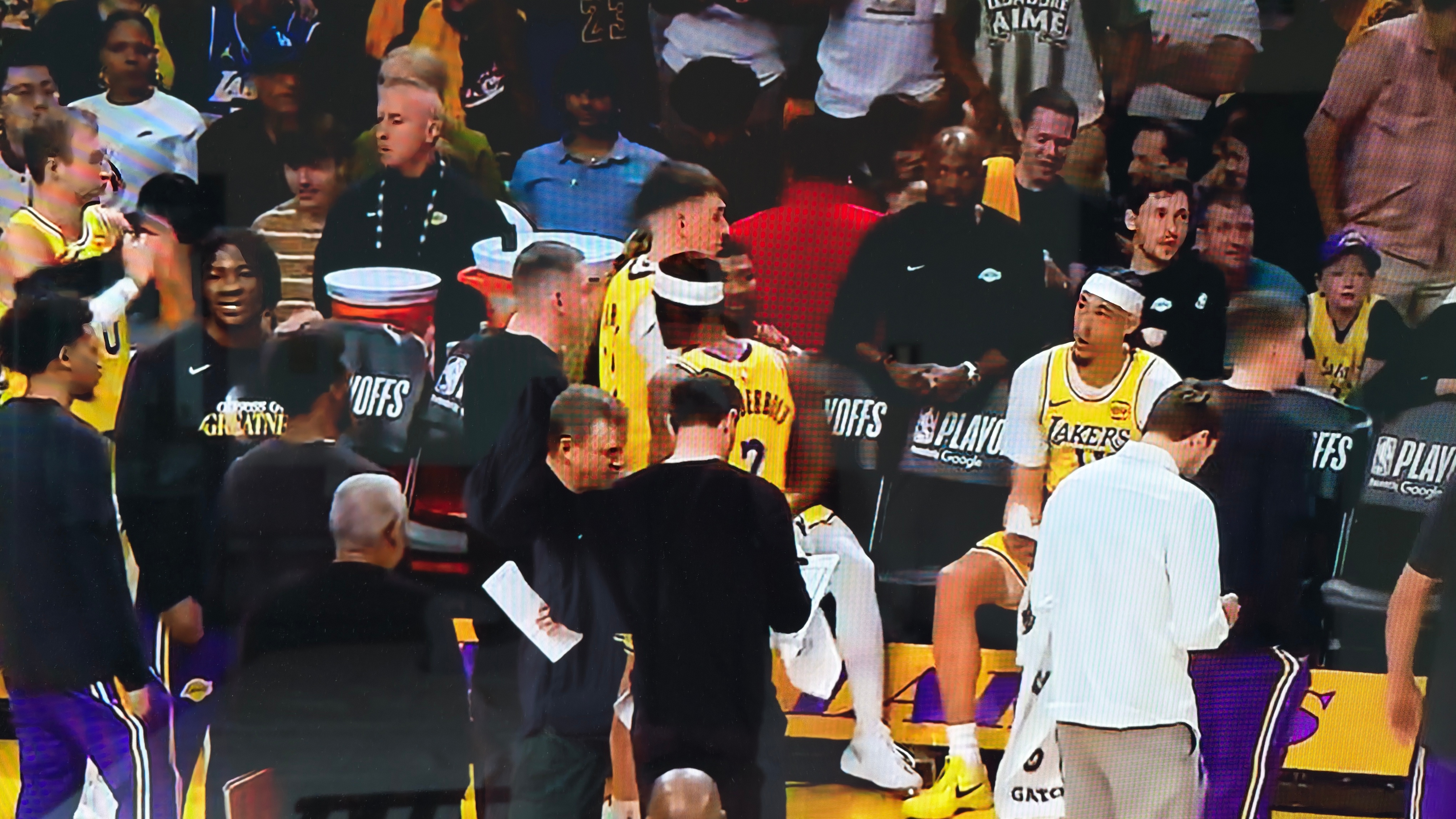 火箭vs湖人火箭缺少杜兰特，湖人缺少东契奇，感觉湖人还是打得老练一些，火箭太年轻