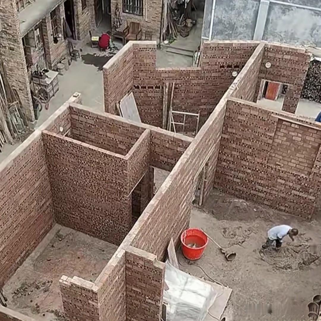 怎么还有人建这种房子。上次柳州5.4级地震被震塌的多是这种房子，一点不防震！