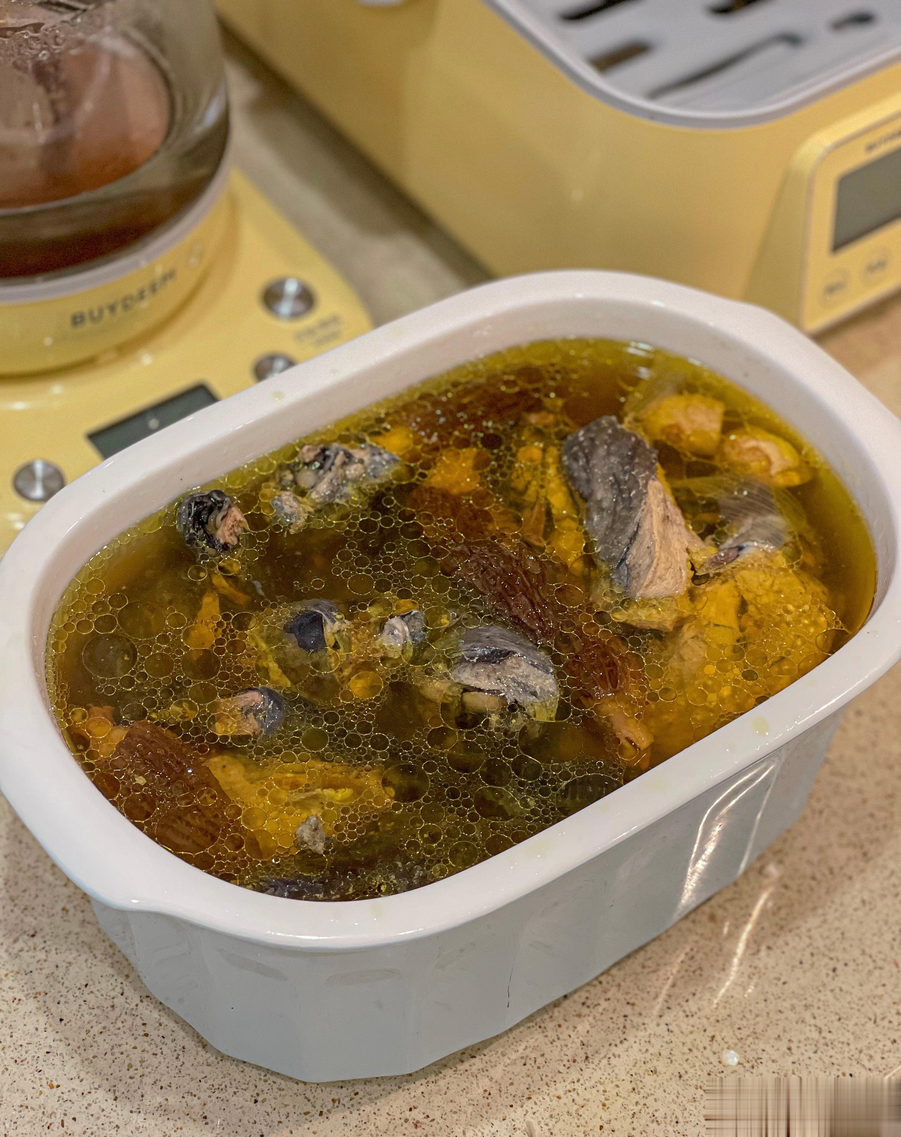 四神乌鸡汤今天加了羊肚菌，鲜掉眉毛！太好喝啦，很养人的汤，也适合孩子喝，做法超级